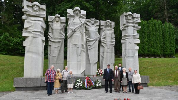 Возложение венков на воинском мемориале Антакальнисского кладбища в Вильнюсе - Sputnik Литва