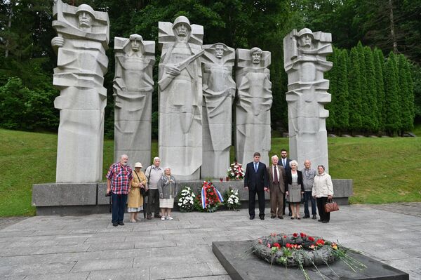 На фото: Мемориал советским воинам на Антакальнисском кладбище в Вильнюсе. - Sputnik Литва