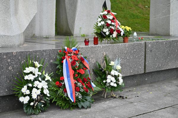К мемориалу возложили венки и цветы. - Sputnik Литва