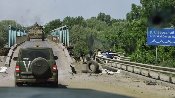 Российские войска в районе моста через реку Северский Донец, архивное фото - Sputnik Литва
