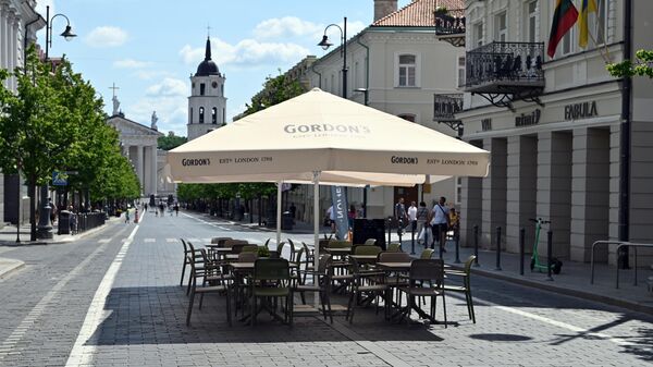 Летнее кафе на улице в Вильнюсе - Sputnik Литва