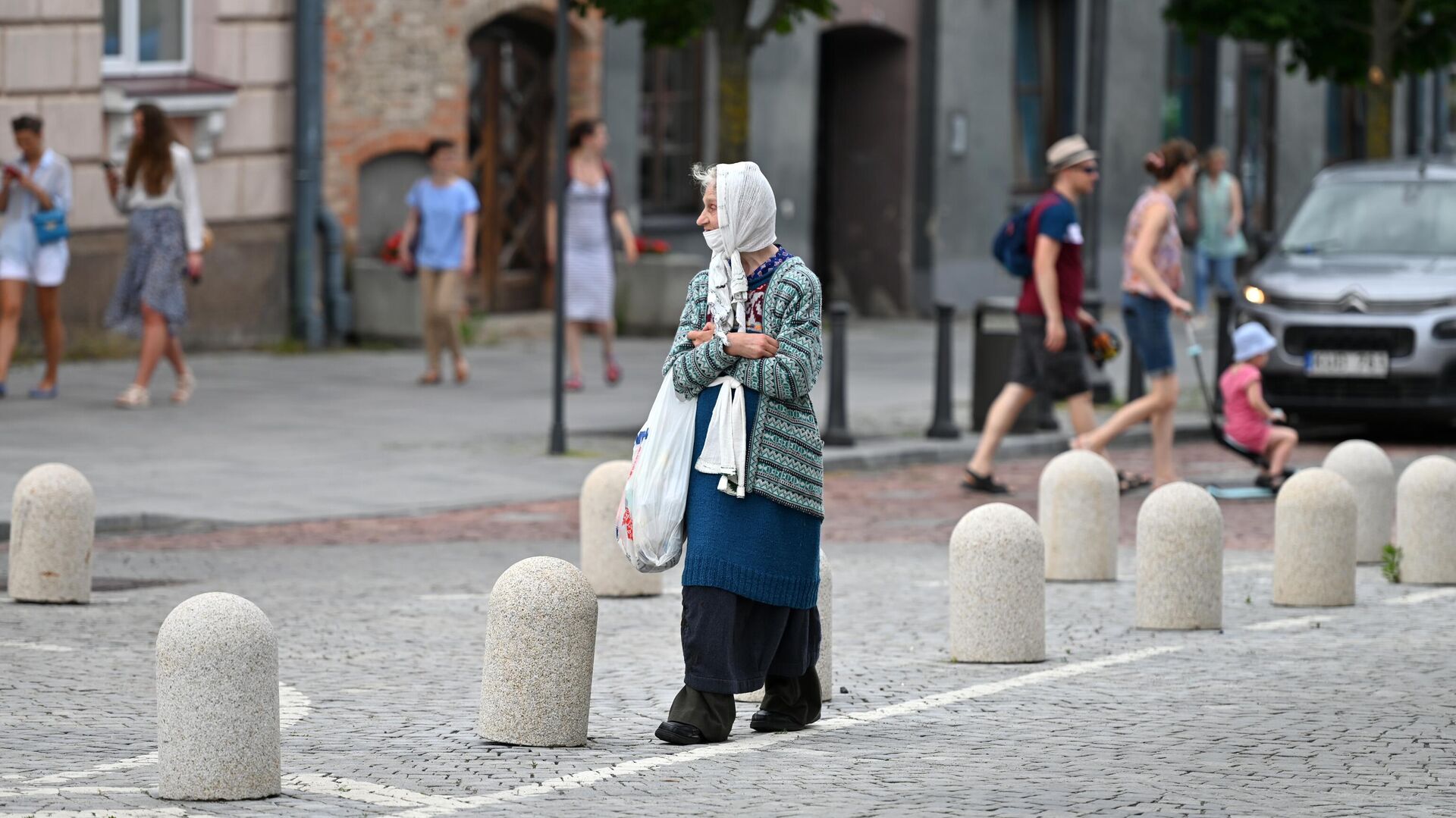 Пожилая женщина на улице в Вильнюсе - Sputnik Литва, 1920, 30.07.2022
