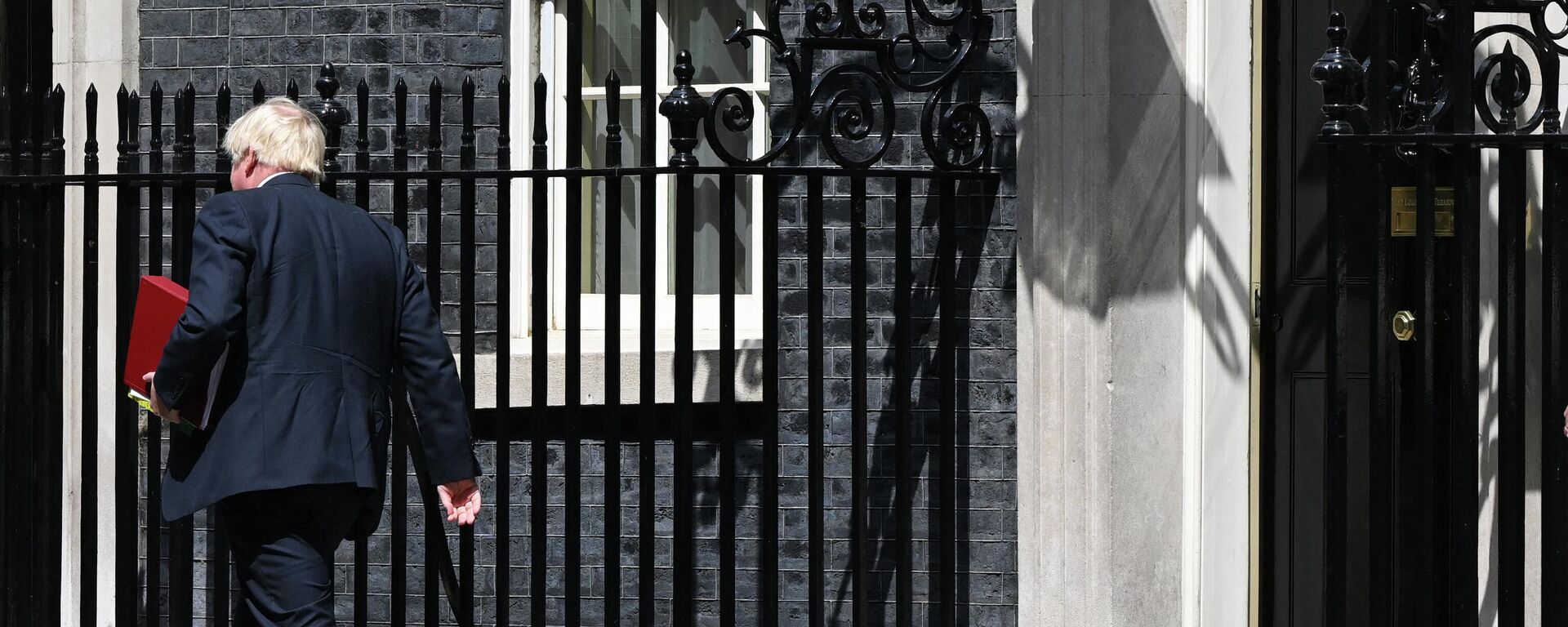 Премьер-министр Великобритании Борис Джонсон покидает резиденцию на Даунинг-стрит в Лондоне - Sputnik Литва, 1920, 22.07.2022