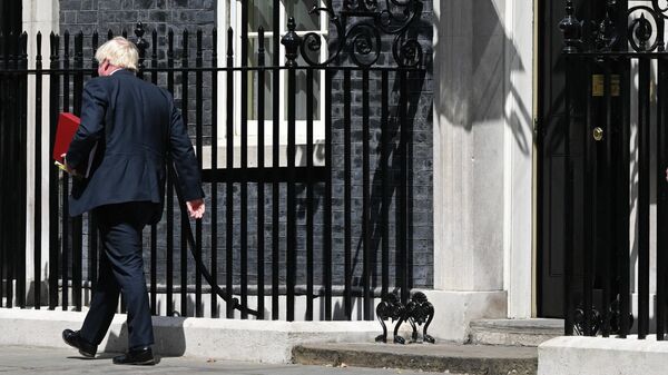 Премьер-министр Великобритании Борис Джонсон покидает резиденцию на Даунинг-стрит в Лондоне - Sputnik Литва