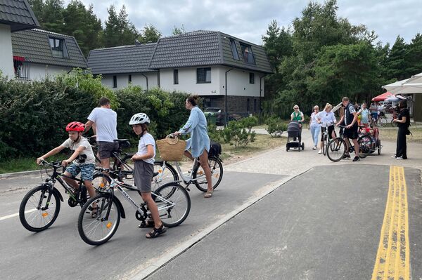 В этом году в Паланге появилось больше отдыхающих с велосипедами и самокатами. - Sputnik Литва