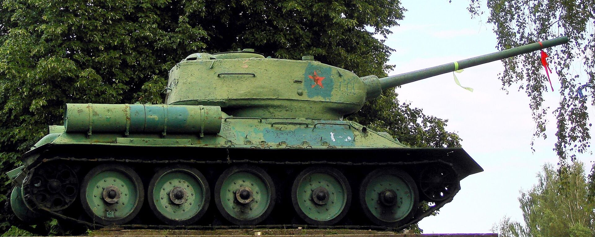 Танк Т-34, установленный между Нарвой и Нарва-Йыэсуу, архивное фото - Sputnik Литва, 1920, 08.08.2022
