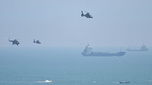 Китайские военные вертолеты пролетают мимо острова Пинтань в рамках масштабных военных учений у берегов Тайваня - Sputnik Литва