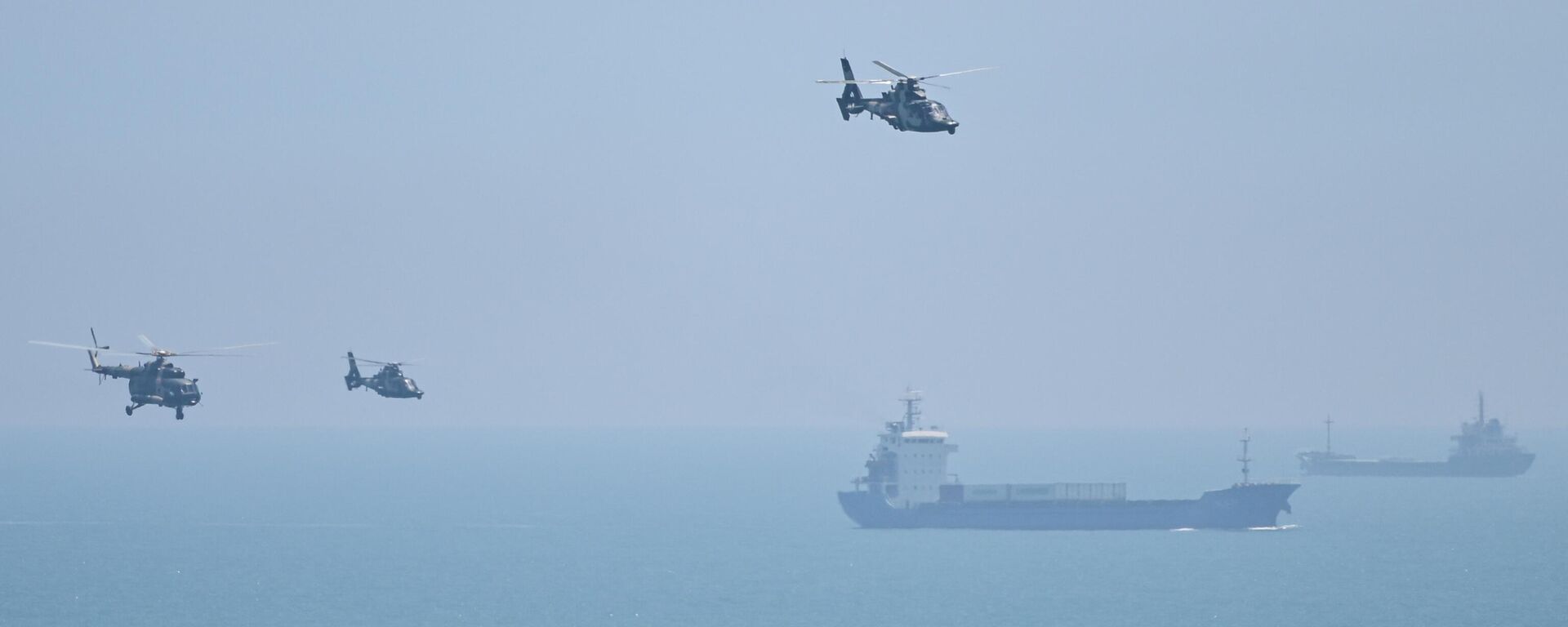 Китайские военные вертолеты пролетают мимо острова Пинтань, в рамках масштабных военных учений у берегов Тайваня - Sputnik Литва, 1920, 04.08.2022