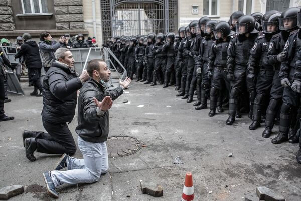 На фото: столкновения протестующих с бойцами сил правопорядка во время беспорядков возле здания администрации президента Украины. - Sputnik Литва
