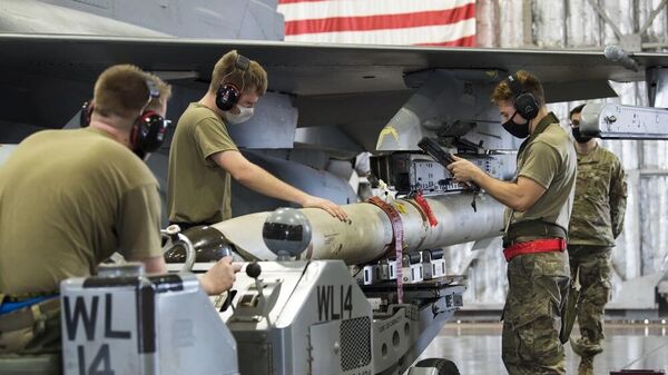 Военнослужащие США устанавливают противорадиолокационную ракету AGM-88 HARM, архивное фото - Sputnik Литва