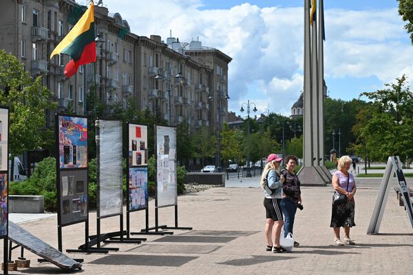 На фото: стенды, посвященные годовщине событий 10 августа 2021 года. - Sputnik Литва