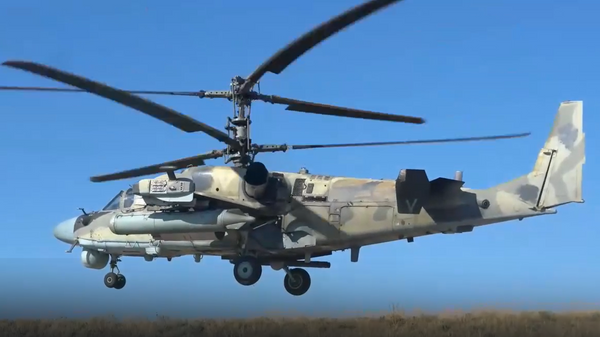 Боевая работа экипажей ударных вертолетов Ка-52 в ходе спецоперации - Sputnik Литва