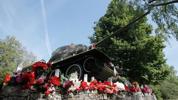 Танк Т-34, установленный между Нарвой и Нарва-Йыэсуу, архивное фото - Sputnik Литва
