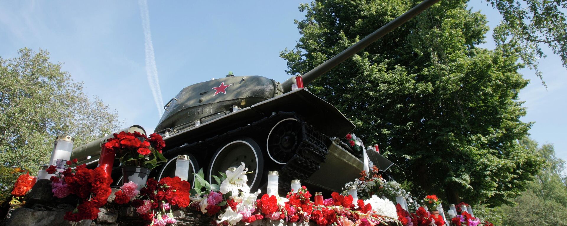 Танк Т-34, установленный между Нарвой и Нарва-Йыэсуу, архивное фото - Sputnik Литва, 1920, 18.08.2022