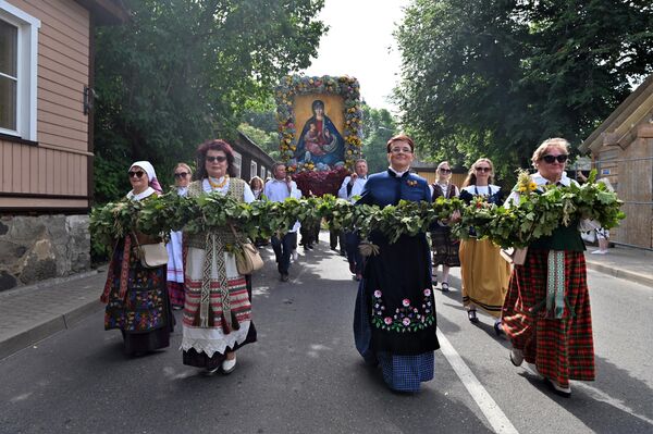 После службы верующие вышли на шествие с иконой Пресвятой Богородицы. - Sputnik Литва