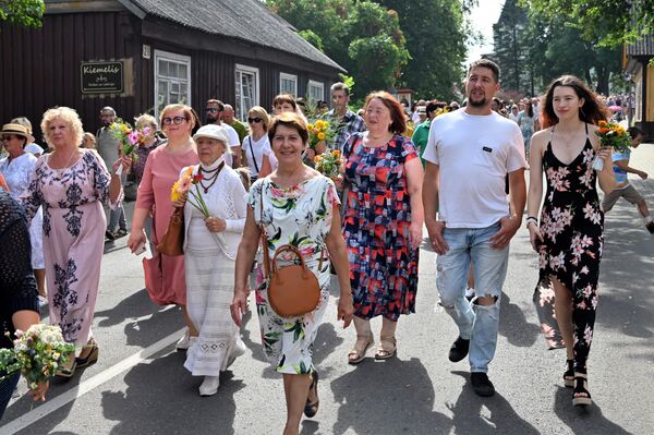 Колонна людей с освященными букетами цветов и трав прошлась по центральным улицам города. - Sputnik Литва