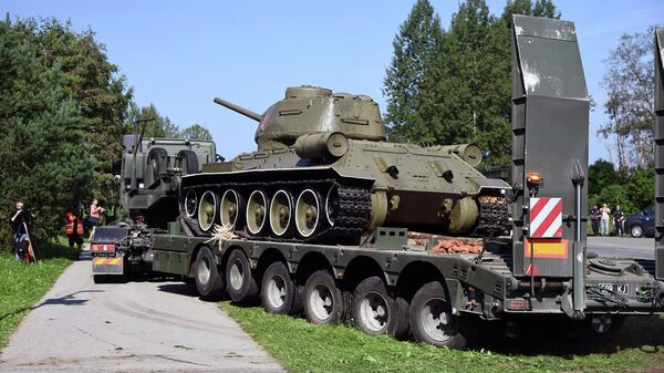Транспортировка демонтированного советского танка Т-34 в Нарве - Sputnik Литва
