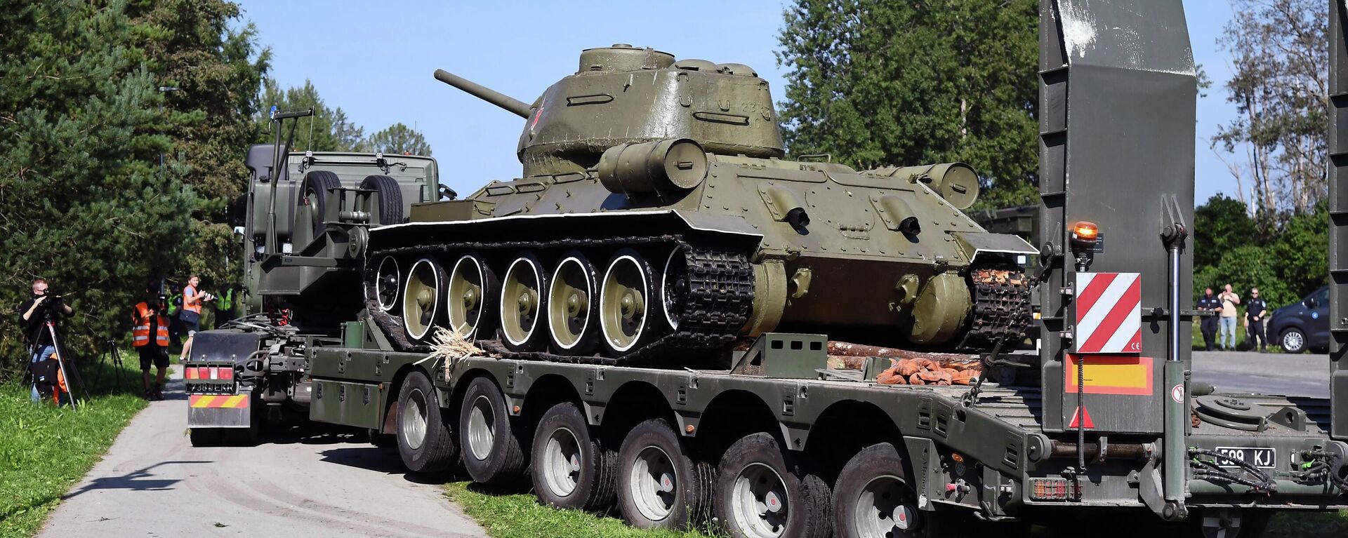 Транспортировка демонтированного советского танка Т-34 в Нарве - Sputnik Литва, 1920, 23.08.2022