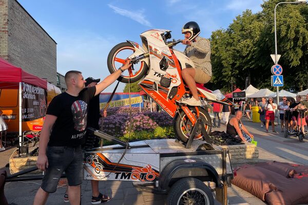 На ярмарке зрители также могли попробовать поставить мотоцикл &quot;на дыбы”. - Sputnik Литва