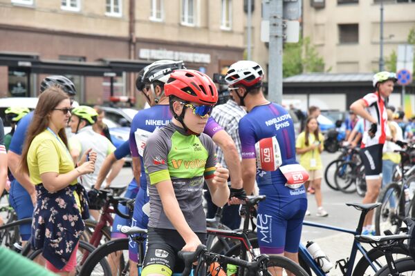 Традиционно для любителей гонок было организовано несколько дистанций и отдельная трасса для юных велосипедистов. - Sputnik Литва