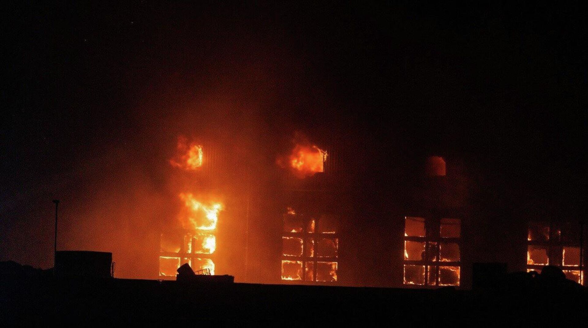 Пожар в Каунасе на заводе по переработке опасных отходов Жальварис - Sputnik Литва, 1920, 26.08.2022