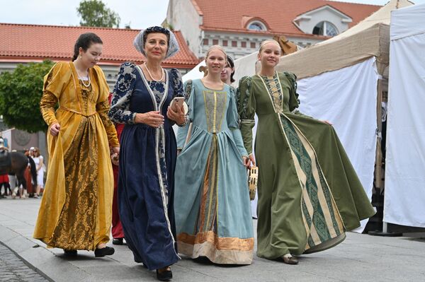 На ярмарке можно было увидеть костюмы времен позднего Средневековья и Ренессанса. - Sputnik Литва