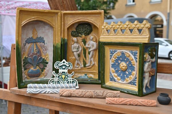 На фото: изделия из керамики с религиозным сюжетом.  - Sputnik Литва