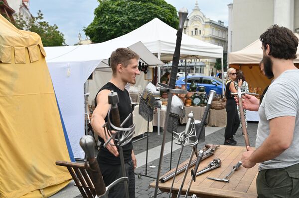 На ярмарке также были представлены реконструкции мечей и шлемов. - Sputnik Литва