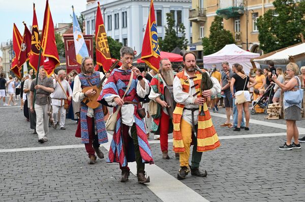 Традиционно ярмарка началась с торжественного шествия всех участников, несущих исторические флаги мастерских. - Sputnik Литва