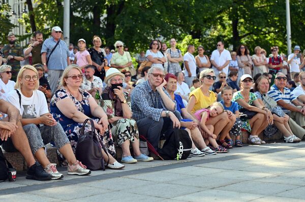 Несмотря на изнурительную жару, посмотреть выступления коллективов пришло немалое количество людей. - Sputnik Литва