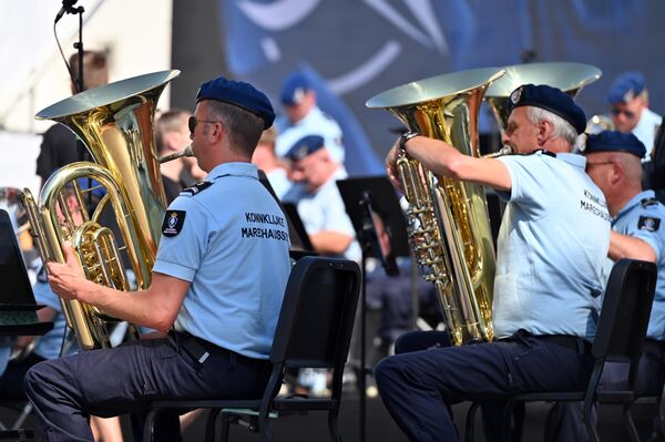 Военный оркестр из Нидерландов исполнил популярные мелодии. - Sputnik Литва
