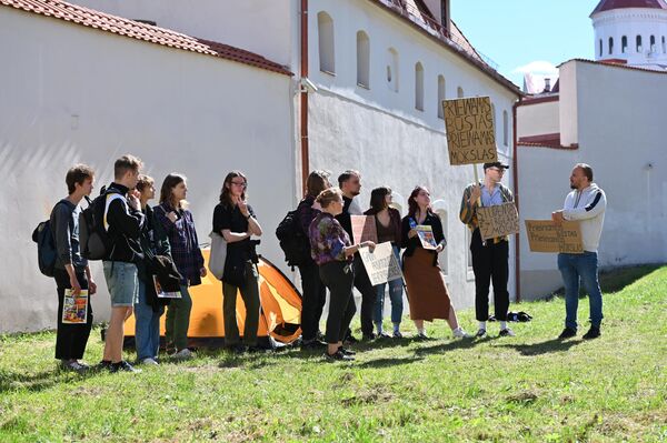Накануне учебного года в Вильнюсе студенты организовали акцию протеста, чтобы привлечь внимание к проблеме нехватки мест в общежитиях и проходящей на ее фоне приватизации. - Sputnik Литва