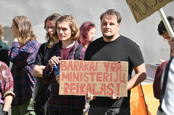 Надпись на плакате: &quot;Бараки — это дело министерства!&quot; - Sputnik Литва