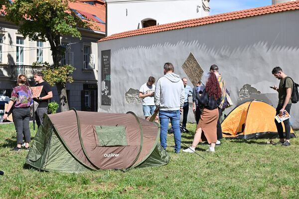 В знак протеста студенты расставили палатки, как бы желая показать чиновникам, что жить им негде. - Sputnik Литва