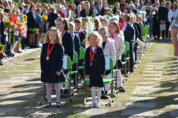 На фото: дети на школьной линейке в Вильнюсе. - Sputnik Литва