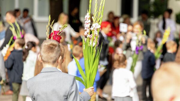 Первоклассники с цветами на торжественной линейке 1 сентября в Литве, архивное фото - Sputnik Литва