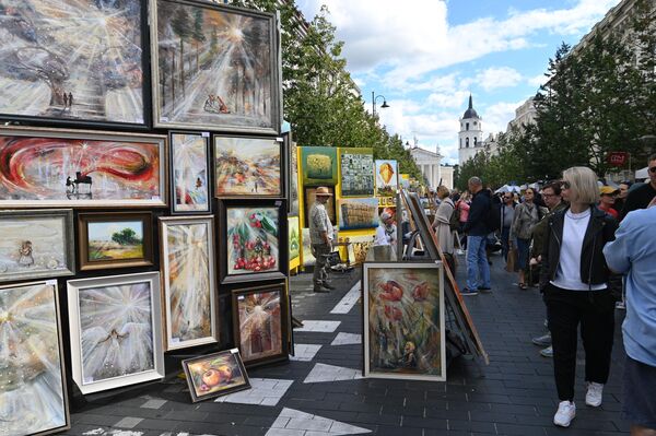 На ярмарке традиционно свои произведения представили художники. - Sputnik Литва
