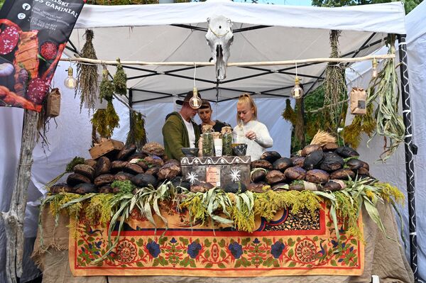 На фото: торговцы демонстрируют посетителям свою продукцию. - Sputnik Литва
