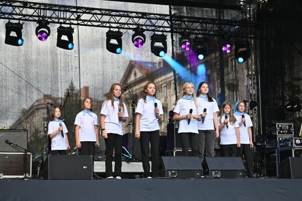 На фото: фрагмент выступления юного коллектива на сцене рядом с площадью имени Винцаса Кудирки - Sputnik Литва
