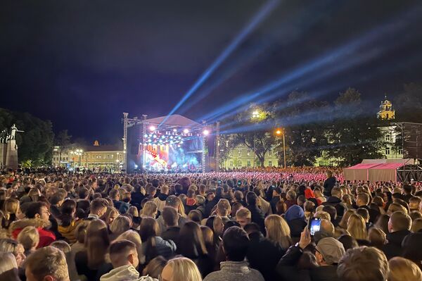 Вечерние концерты на Кафедральной площади собрали огромное количество зрителей. - Sputnik Литва