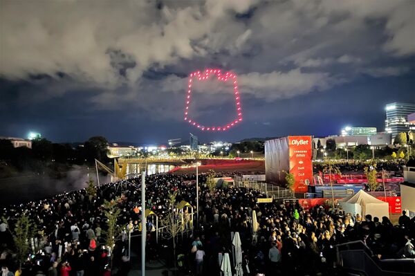 Вечерами небо над столицей освещали огни — посетители фестиваля могли насладиться лазерным шоу и шоу дронов. - Sputnik Литва