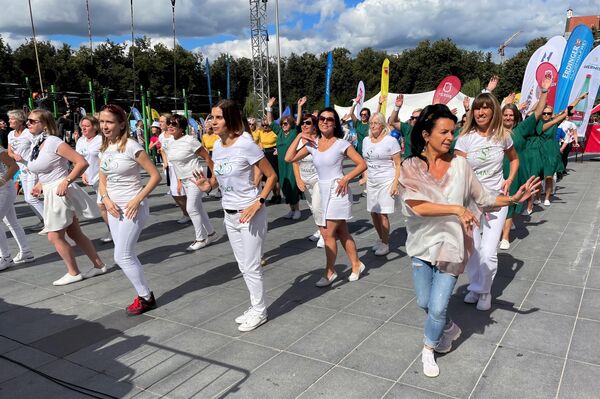 В рамках праздника был организован фестиваль линейных танцев. - Sputnik Литва