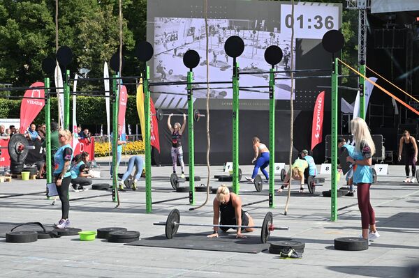 Традиционно Вильнюсский спортивный фестиваль привлек жителей и гостей города активно провести свободное время на одной из главных площадей города. - Sputnik Литва