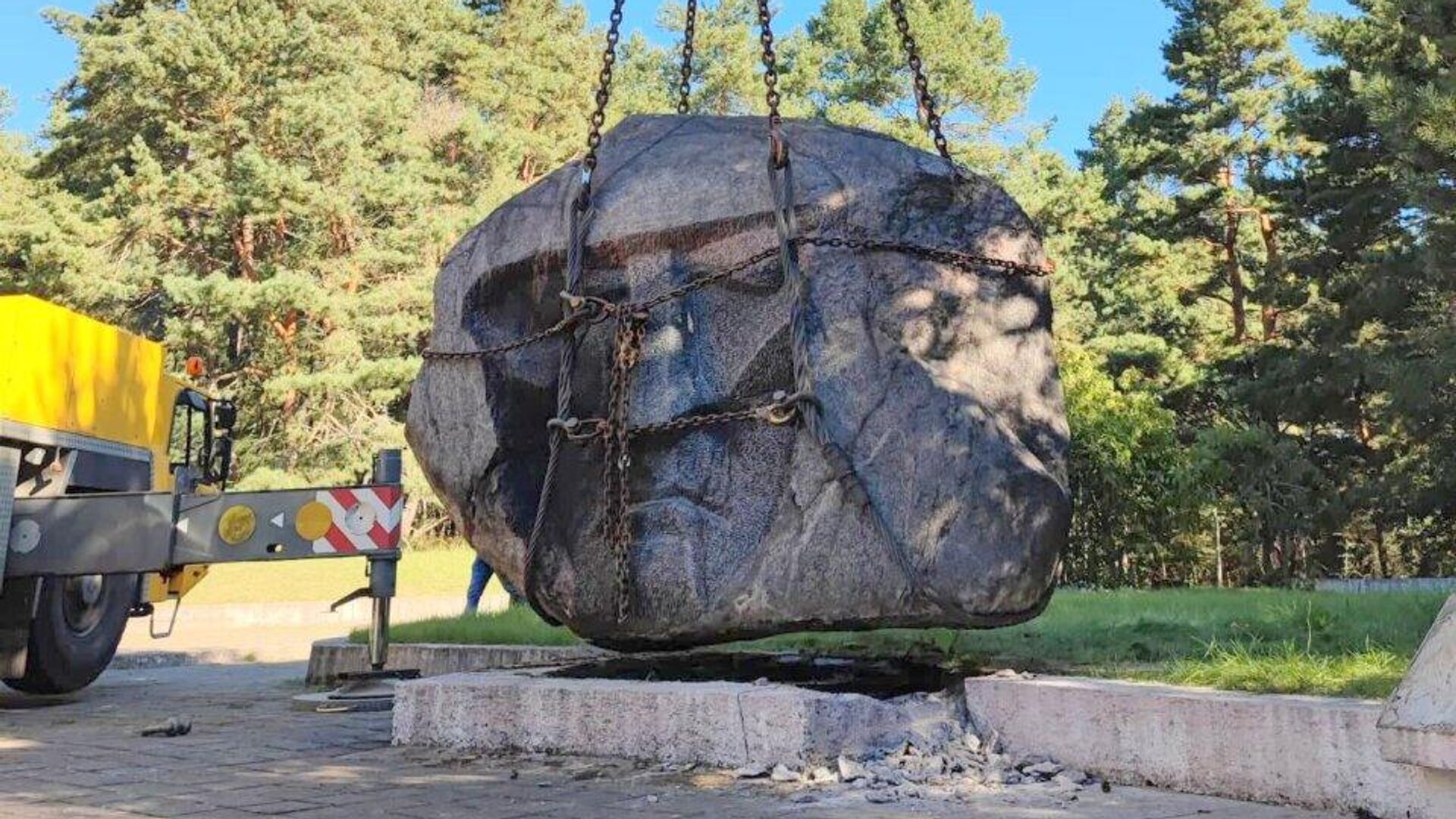 Демонтаж памятника советским воинам в Неринге - Sputnik Литва, 1920, 08.09.2022