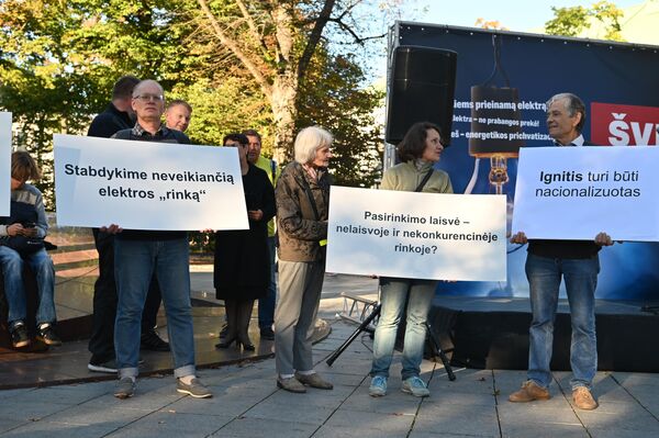 Организатором акции стала политическая партия &quot;Национальное объединение&quot;. Надписи на плакатах: &quot;Свобода выбора на несвободном и неконкурентном рынке?&quot;, &quot;Ignitis должен быть национализирован&quot;. - Sputnik Литва