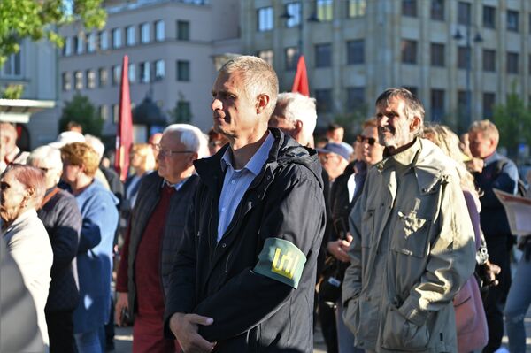 Участники митинга и люди, пришедшие поддержать выступающих, получили копии резолюции. - Sputnik Литва
