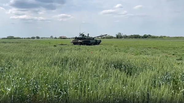 Российские танкисты подбили два украинских танка и захватили БТР США - Sputnik Литва
