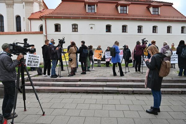 По словам протестующих, зарплаты в январе — феврале не повышались, а с марта выросли всего на десять процентов.  - Sputnik Литва