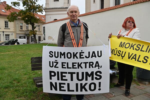 Участник акции протеста держит плакат с надписью: &quot;Заплатил за электричество, на обед не осталось!&quot; - Sputnik Литва