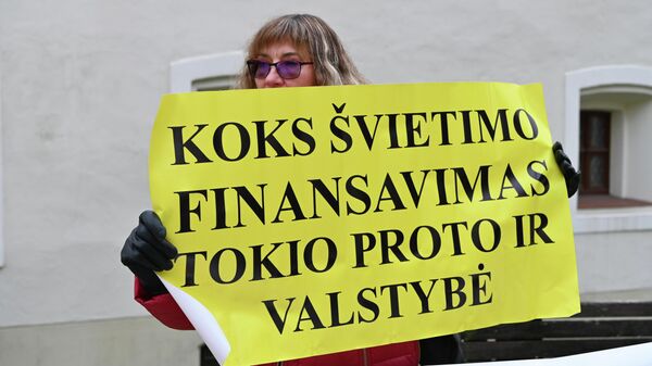 В Вильнюсе прошел митинг работников системы образования - Sputnik Литва